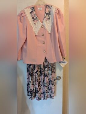 Vintage Pink Two-Piece Floral Skirt Set with Lace Collar